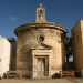 Ma, prima di imboccare la via che porta alla frazione di Cozze, ci attende lultima sorpresa del borgo: la particolare cappella della Madonna delle Grazie, dalla rarissima forma circolare